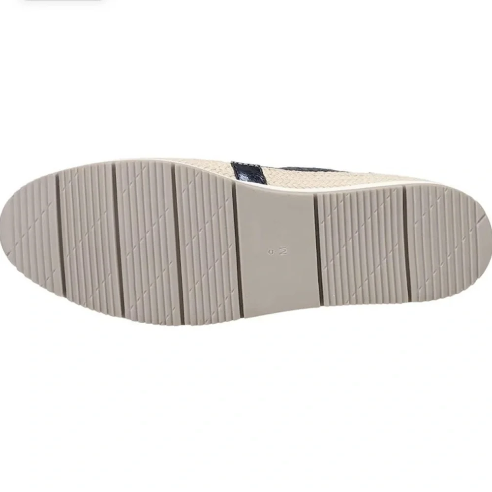 Van Eli perforated pebble